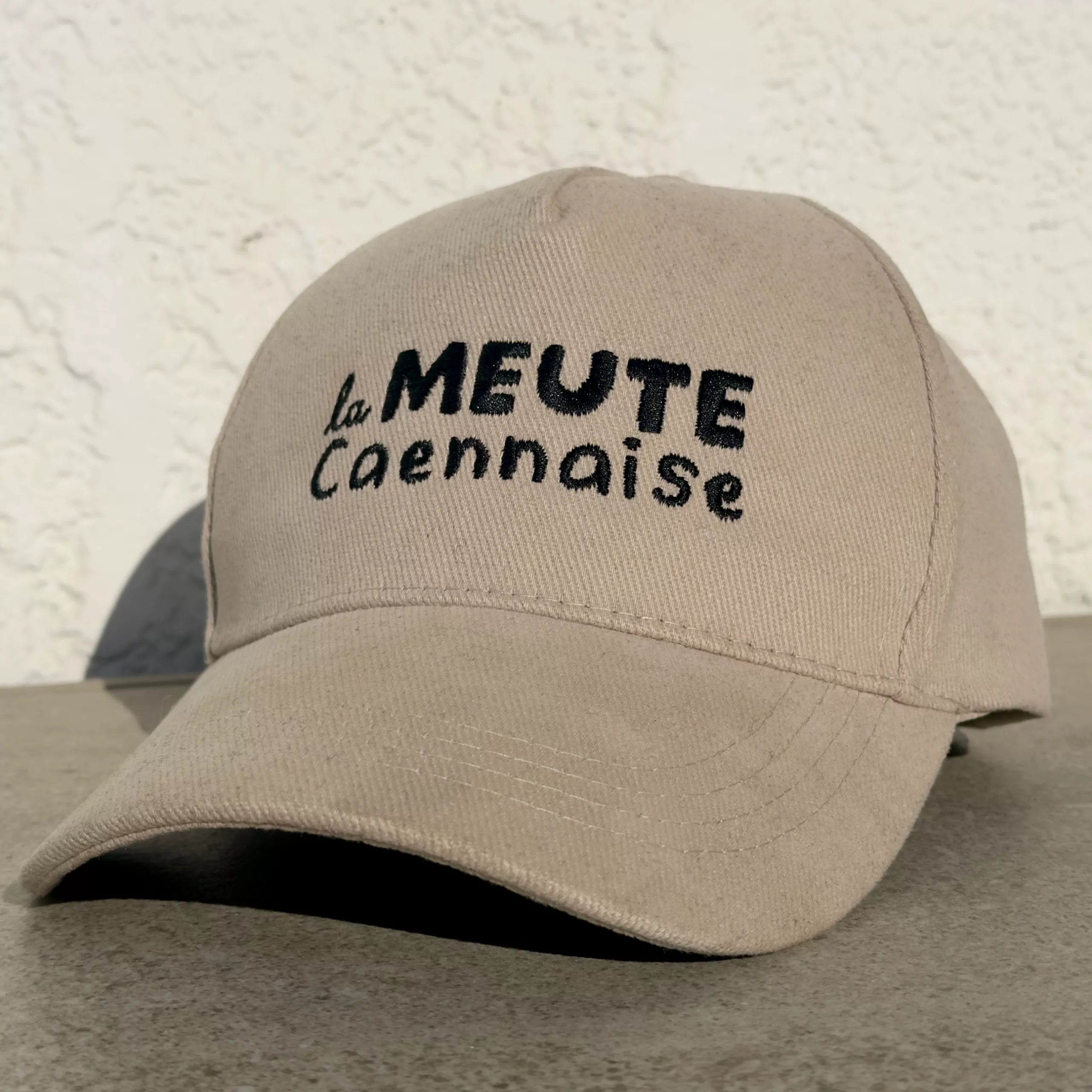 Casquette brodée beige La Meute Caennaise